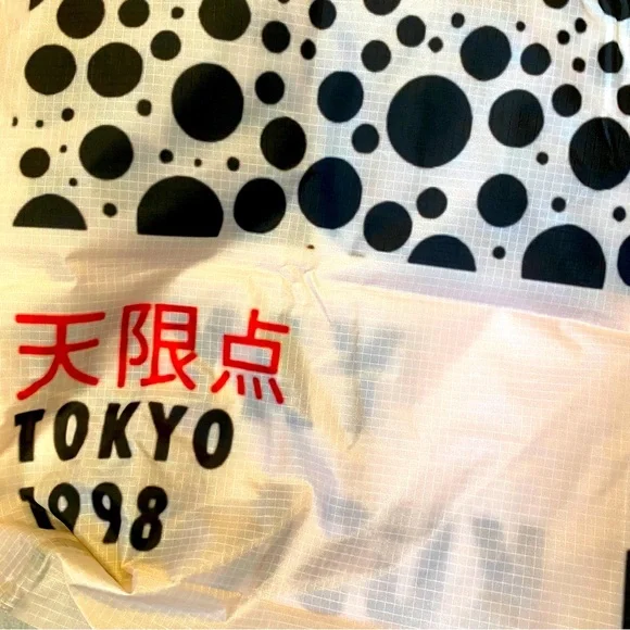 LAST 1-YAYOI KUSAMA LARGE CLASSIC BLACK AND WHITE DOTTED SHOPPER - Picture 5 of 8